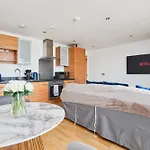 King Deluxe Large Balcony& Free Parking! * Leeds (West Yorkshire)