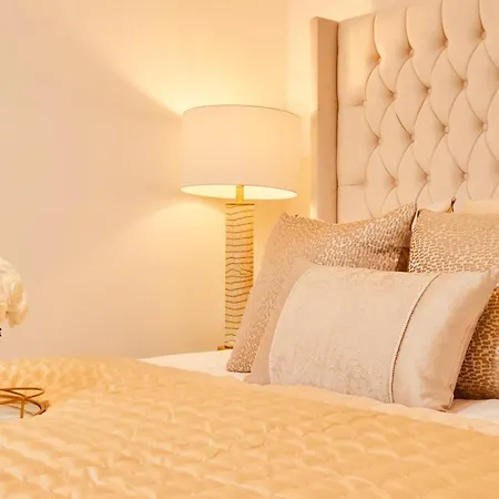 King Deluxe Large Balcony& Free Parking!