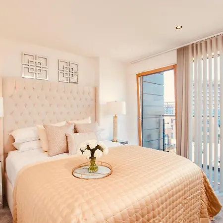King Deluxe Large Balcony& Free Parking!