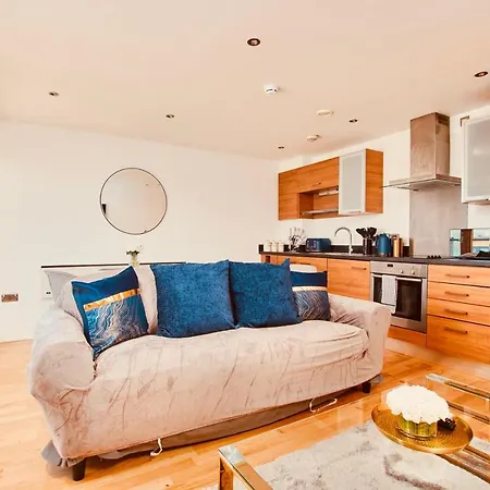 King Deluxe Large Balcony& Free Parking! * Leeds (West Yorkshire)
