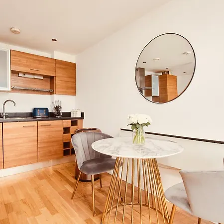 King Deluxe Large Balcony& Free Parking! Apartment Leeds (West Yorkshire)