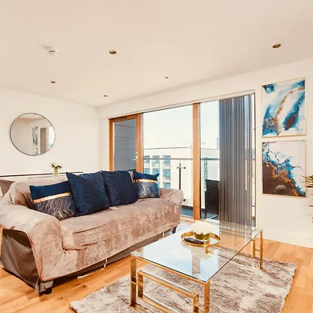 King Deluxe Large Balcony& Free Parking! * Leeds (West Yorkshire)