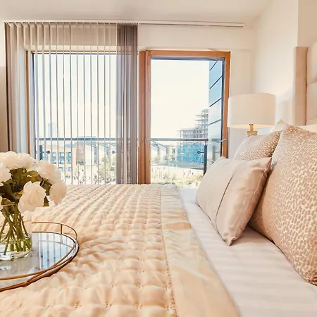 King Deluxe Large Balcony& Free Parking!