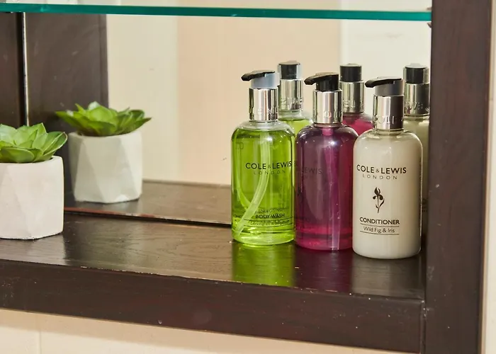 King Deluxe Large Balcony& Free Parking! Апартаменти Лідс