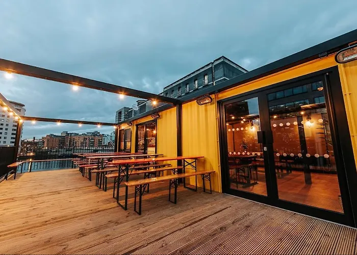 King Deluxe Large Balcony& Free Parking! Апартаменти Лідс