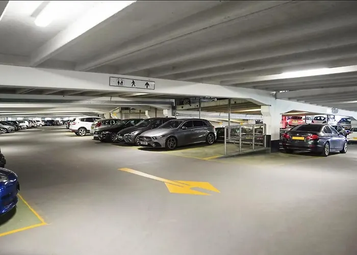 King Deluxe Large Balcony& Free Parking! Апартаменти Лідс