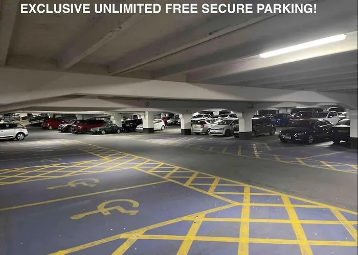 King Deluxe Large Balcony& Free Parking! Апартаменти