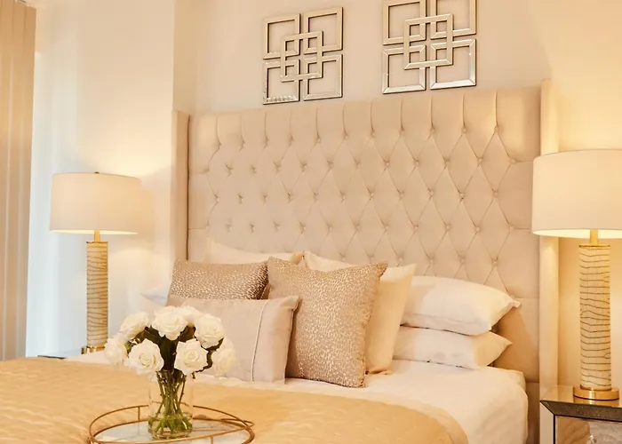 King Deluxe Large Balcony& Free Parking! Апартаменти *