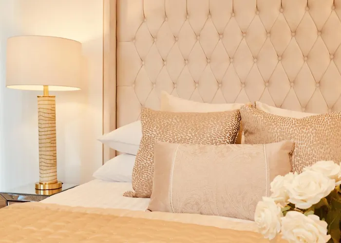 Апартаменти King Deluxe Large Balcony& Free Parking! *