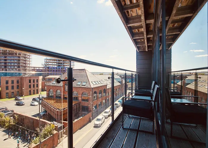 King Deluxe Large Balcony& Free Parking! Апартаменти