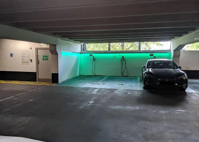 King Deluxe Large Balcony& Free Parking! Апартаменти *