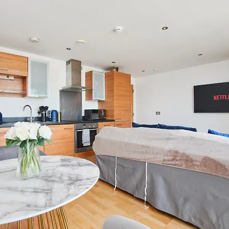 King Deluxe Large Balcony& Free Parking! * Λιντς