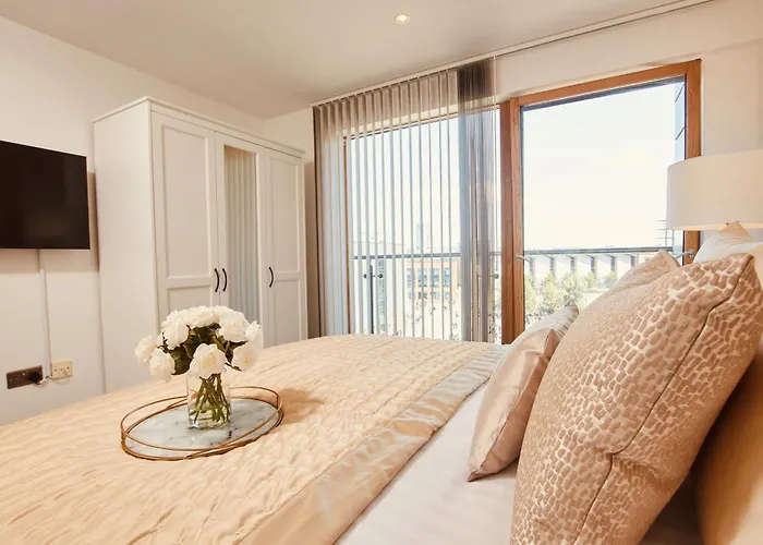 Apartment King Deluxe Large Balcony& Free Parking!